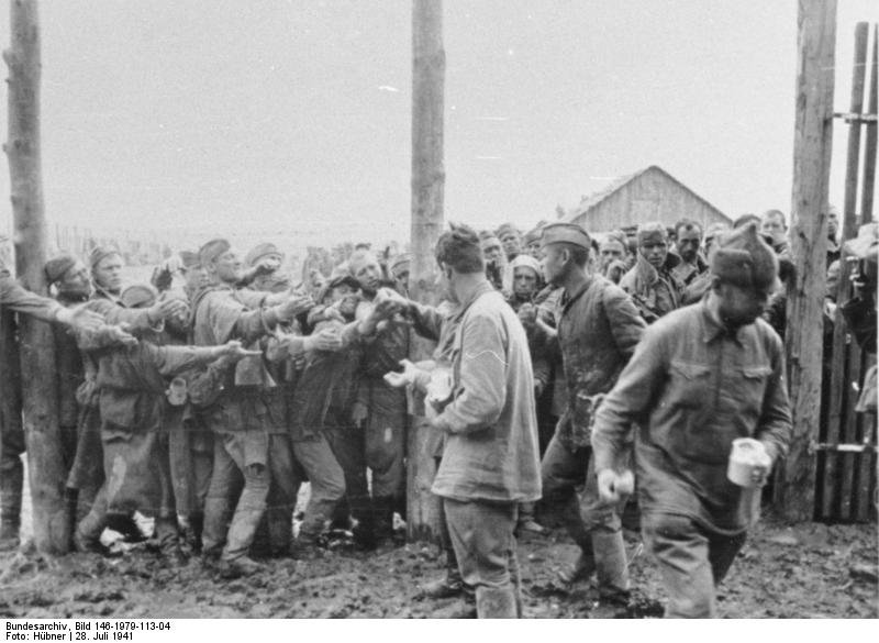 Ausgabe von Brot an gefangene Russen im Lager Winnica.
28.7.1941